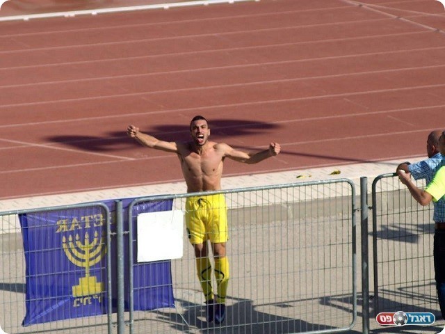 "כל משחק צהוב". אמיר שוויקי חוגג (ברק בלוך)